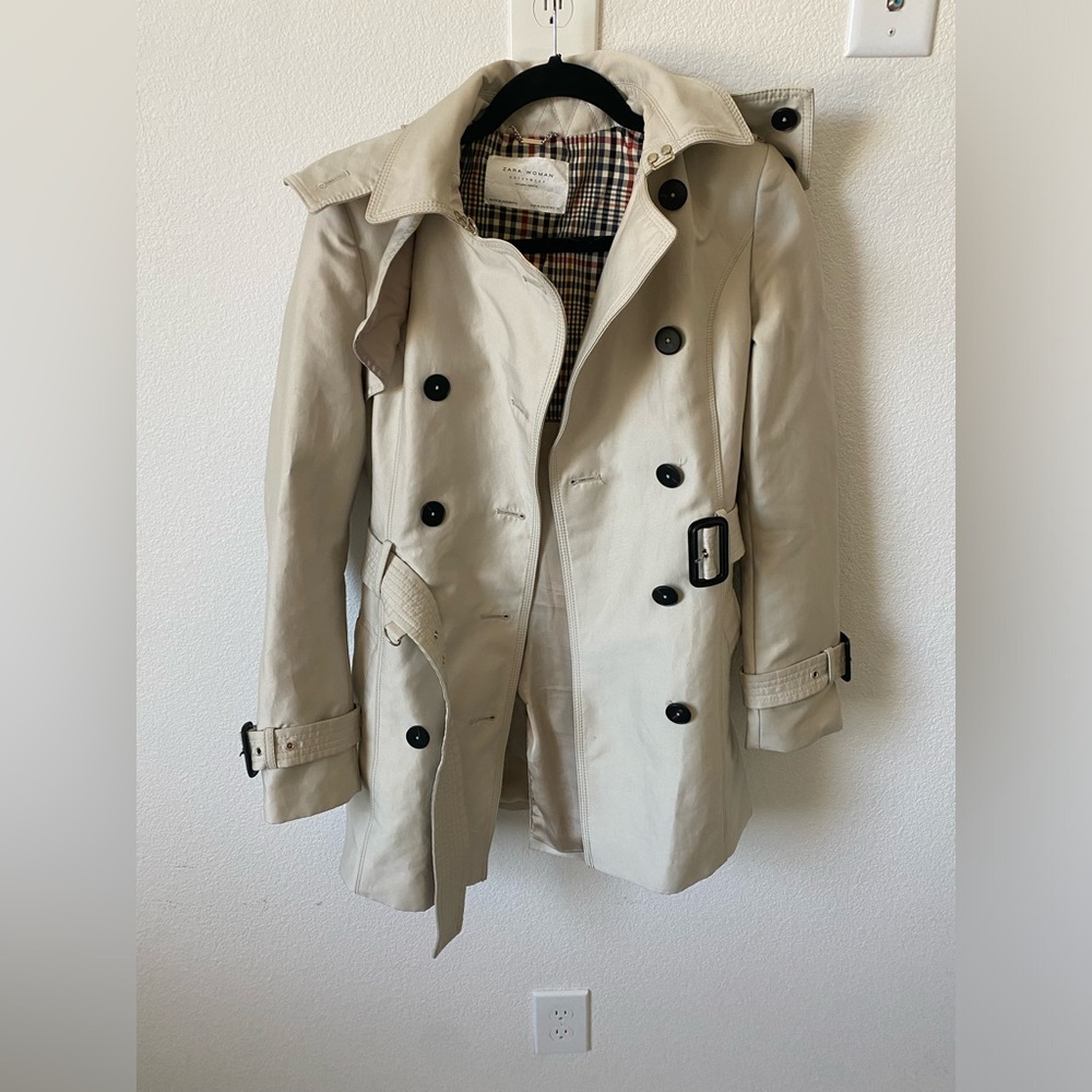 Burberry style trenchcoat with hood